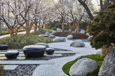 景觀置石方法大全_石材 : 園林作為一門(mén)藝術(shù),對(duì)于意境有著很高的要求,除了普遍的山、水組合,&ldquo;石&rdquo;作為現(xiàn)代園林中也是必不可少的元素之一,帶個(gè)人們無(wú)窮的想象空間和精神享受。 以石材或仿石材布置成自然露巖景觀的造景手法被稱(chēng)之為置石,置石&hellip;